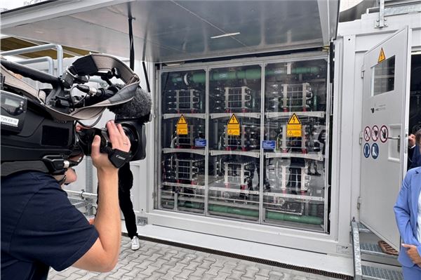 Sehr geheim: Ein Blick von außen ins Herzstück der Wasserstoff-Produktion, in den Elektrolyseur.