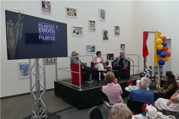 Seinen Eintritt ins Rentneralter hat er glatt vergessen: Emil Steinberger (rechts) mit seiner Frau Niccel und Volker Bergmeister] beim Film-Tee im Atrium der Emder Kunsthalle. Foto: Werner Jürgens