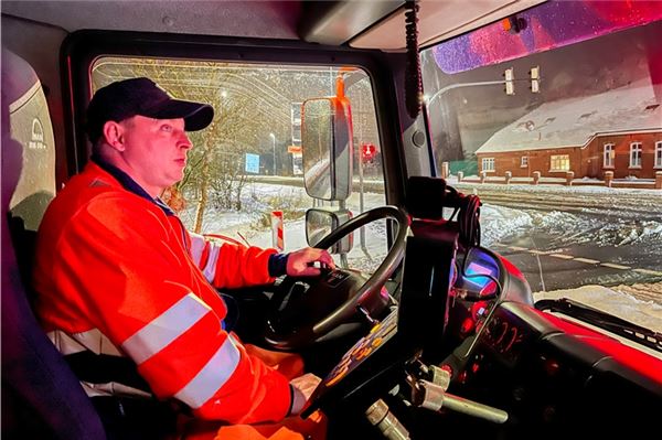 Seit 3 Uhr ist Marc Spliesteser im Dienst und räumt zahlreiche Straßen von Schnee und Matsch.