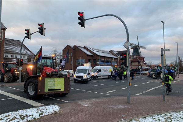 Seit 9 Uhr blockieren Landwirte und Handwerker in Norden die Kreuzung vor dem Norder Tor. Foto: Christian Walther