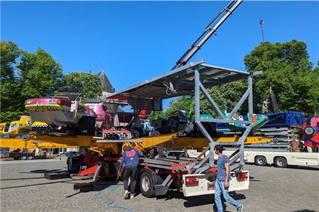 Seit Anfang der Woche laufen die Aufbauarbeiten für den Pfingstmarkt. Foto: Merlin Klinke