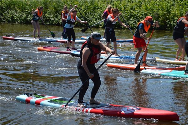 Seit Anfang vergangenen Jahres sind Aktive der Trendsportart Stand Up Paddling auf dem Norder Tief zu sehen. Bei allen Touren müssen Schwimmwesten oder -hilfen getragen werden.Foto: Privat