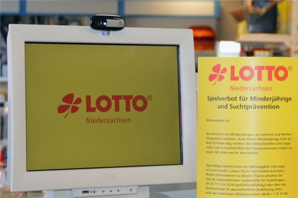 Seit dem 2. März hat die Tankstelle/Zweirad Santjer in Rechtsupweg laut Betreiber Thorsten Deters das Angebot um eine Lottoannahmestelle erweitert. Zu den Öffnungszeiten (Montag bis Freitag 7 bis 20 Uhr, Sonnabend 8 bis 20 Uhr und Sonntag 10 bis 18 ) können neben Tanken, Fahrradkauf und Kioskbetrieb auch die Tippscheine abgegeben werden. Foto: Hoppe