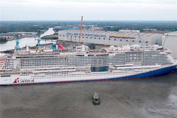 Seit Freitag weithin sichtbar an der Pier: Das nächste Kreuzfahrtschiff der Meyer Werft.