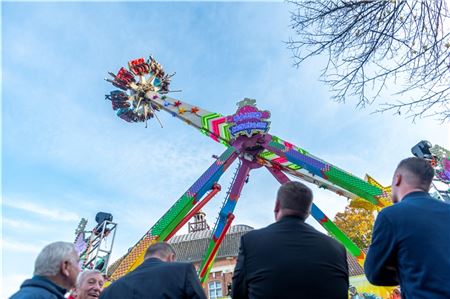 Seit Freitagnachmittag drehen die Fahrgeschäfte auf dem Norder Beestmarkt ihre Runden - so auch der Salto Mortale in bis zu 23 Metern Höhe, der in Norden Premiere feiert.