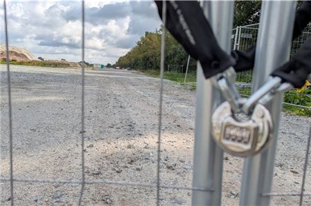 Seit Sommer verwehrte ein Schloss am Tjücher Moortun den Zugang: Jetzt kann hier wieder gebaut werden.