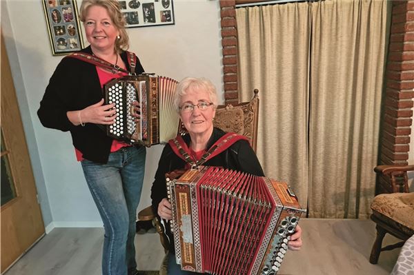 Seit über 40 Jahren spielen Elke Fleßner (links) und ihre Mutter Inge Albrechts schon zusammen „Handörgel“. Ihre Lieblingsinstrumente sind Steirische Harmonikas. Fotos: Magret Martens