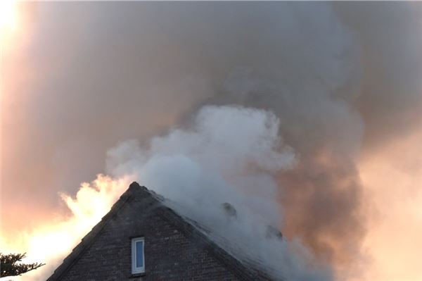 Sichtbar in ganz Ostfriesland: Der Rauch beim Brand des Bauernhofes am frühen Mittwochabend.