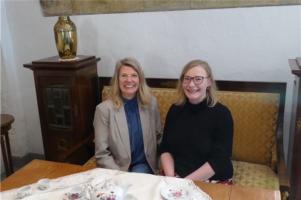 Sie sollen dafür sorgen, dass die ostfriesischen Museumsexponate zukünftig noch besser „ins Licht gerückt“ werden : Diplom-Restauratorin Tanja Pieper-Beenken (links) und Kulturhistorikerin Yasmin Maaß. Foto: Werner Jürgens