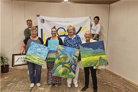 Sie stellen ihre Bilder am 31. August anlässlich der Benefiz-Versteigerung im Norder Bühnenheim aus (vorn, von links): Antje Hattermann, Diana Groenewold, Jutta Julius und Margret Bondzio. Im Hintergrund: Heike Heims und Stefan Mennen. Fotos: Magret Martens