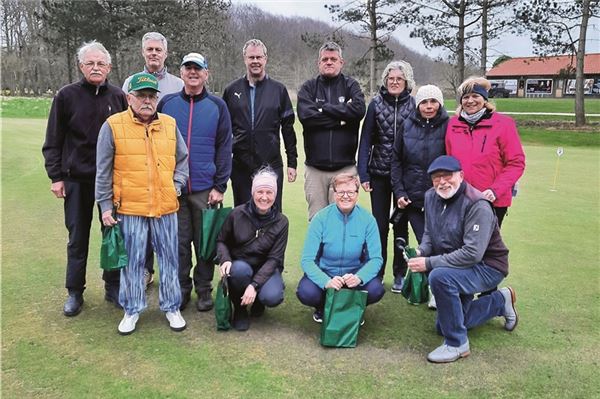 Sieger und Platzierte in Lütetsburg. Das Foto zeigt (oben, v. l.) Eduard Meents, Rolf Rüthing, Jörg Ahrends, Feiko Meyer Uwe Feldmann, Spielführer Uwe Buss, Dr. Annette Will-Uhlenbrock, Grace Lüppen, Sabine Hartig, (unten, v. l.) Patricia Dehnert, Martina Keil und Hans-Eberhard Kaufmann