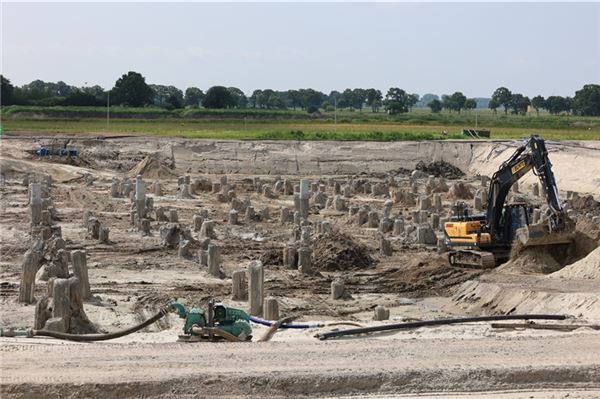 Sieht ein wenig aus wie ein ostfriesisches Stonehenge: Blick über die bereits eingerammten Pfähle.