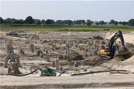 Sieht ein wenig aus wie ein ostfriesisches Stonehenge: Blick über die bereits eingerammten Pfähle.