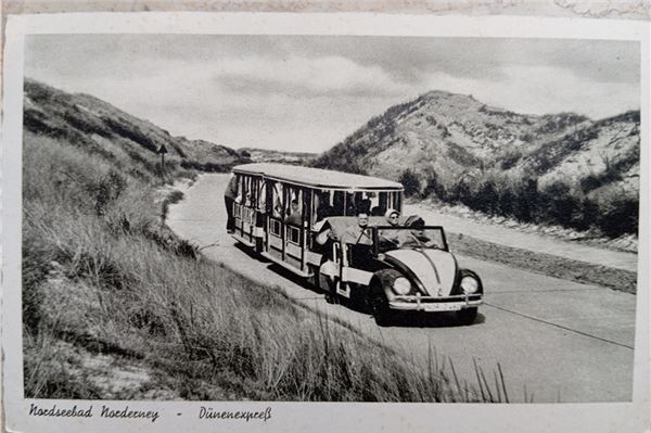 Volles Haus beim Erzählcafé Sightseeing-Tour in den 1960er-Jahren quer über die Insel in die Dünenlandschaft im Inselosten.