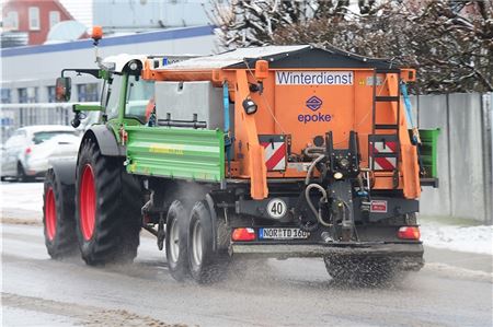 Sind auf alles vorbereitet: Die Mitarbeiter der Technischen Dienste Norden, die für die Stadt die Hauptverkehrswege räumen und mit Salz, Lava oder Basalt streuen. Foto: Tebben-Willgrubs