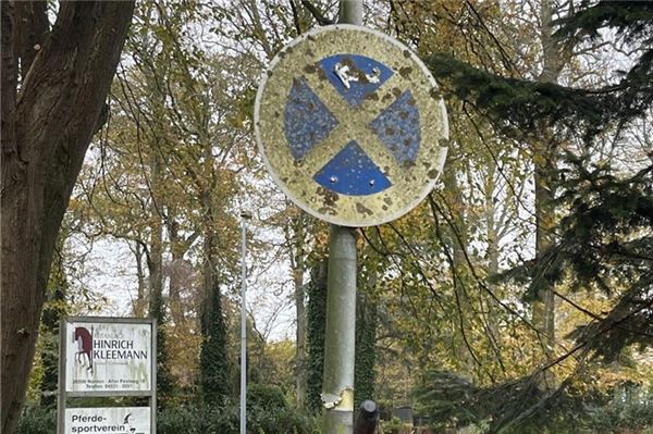 Sind oft Gegenstand einer Mängelmeldung: Verschmutzte oder ausgeblichene Verkehrsschilder.