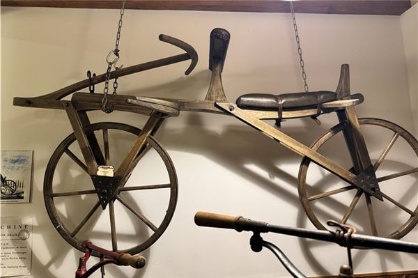 So ging es los im 19. Jahrhundert: Ein Laufrad; eines der ersten „Fahrräder“ der Welt.