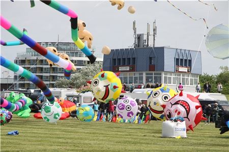 So sah es im vergangenen Jahr aus: Das Drachenfest am Meer in Norddeich wird fröhlich und bunt.
