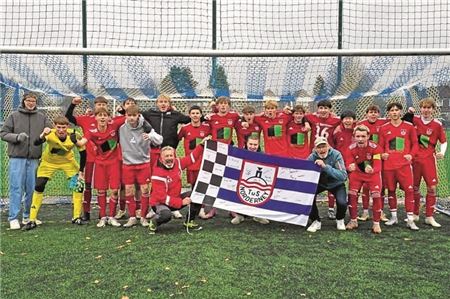 So sehen Sieger aus. Die Norderneyer A-Jugendlichen feiern den Aufstieg zum Frühjahr in die Bezirksliga.