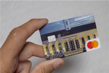 So sieht die neue „givve-Mastercard“ des Staatsbades Norderney aus. Foto: Staatsbad