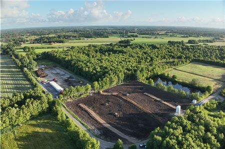 So sieht es derzeit auf dem Areal in Südbrookmerland aus. Vorn rechts ist ein Flachmoorsee zu sehen, wozu auch die Grube 1 umgewandelt werden soll.Foto: Neptune Energy