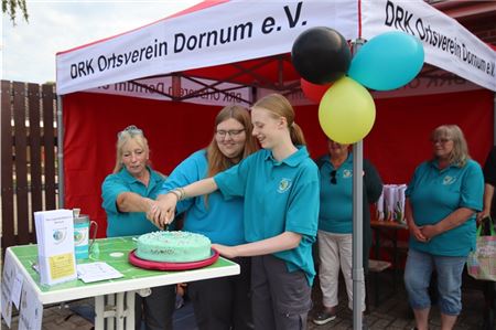 So sieht Freude aus: Die drei Leitungskräfte des JRK Beate Kogel (v. l.) Michelle Dinkgräfe und Sarah Geiken machen das neue Jugendrotkreuz Dornum mit Anschneiden der Torte offiziell. Fotos: Silvia Cornelius
