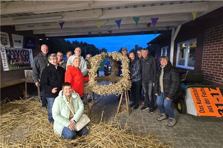 So sieht gelebte Gemeinschaft aus: Die fertige Erntekrone in Hage. Foto: Silvia Cornelius