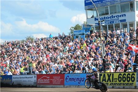 So soll es morgen wieder sein. Beim 11. Störtebeker-Superpokal hofft der gastgebende MC Norden auf volle Tribünen und packende Duelle. Lokalmatador René Deddens will im elften Anlauf endlich einmal siegen. Archivfoto: Benjamin Tebben-Willgrubs