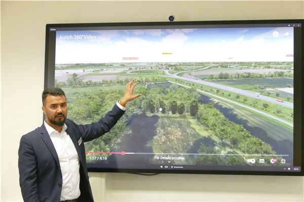 So soll es nachher aussehen: Projektleiter Yasin Kilic präsentiert einen Ausschnitt aus der neuen Visualisierung. Foto: Werner Jürgens