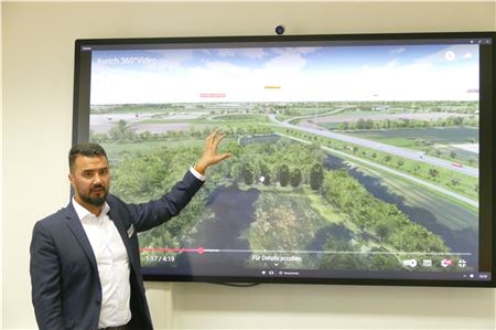 So soll es nachher aussehen: Projektleiter Yasin Kilic präsentiert einen Ausschnitt aus der neuen Visualisierung. Foto: Werner Jürgens