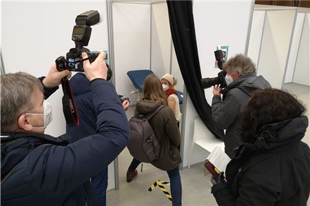 So viel Medienrummel um die eigene Person ist Helga Toel aus Norden wahrlich nicht gewöhnt. Als eine der ersten Personen erhielt sie gestern im Impfzentrum Georgsheil die erste von insgesamt zwei Corona-Impfungen. 