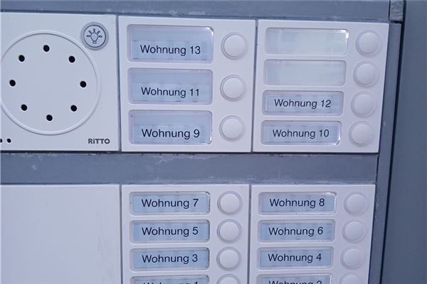 Bisher keine Einigung in Sicht So wie auf diesem Klingelschild gibt es auf der Insel Wohnungen ohne Namen. Archivfoto