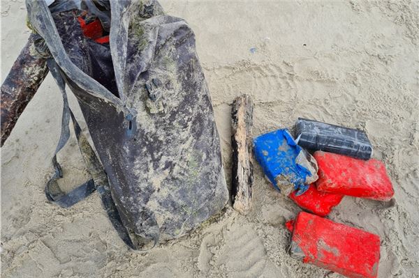 So wird Kokain verpackt, das über Bord geworfen wird und dann in der Nordsee schwimmt. Diese Pakete wurden auf Baltrum angespült.