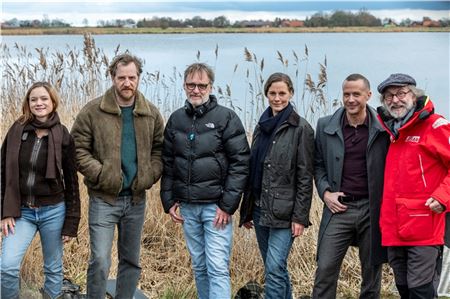 Sofie Eifertinger (v.l.), Tom Radisch, Marcus O. Rosenmüller, Picco von Groote, Barnaby Metschurat und Klaus-Peter Wolf drehten am sonnigen, aber kühlen Leybuchtsiel.