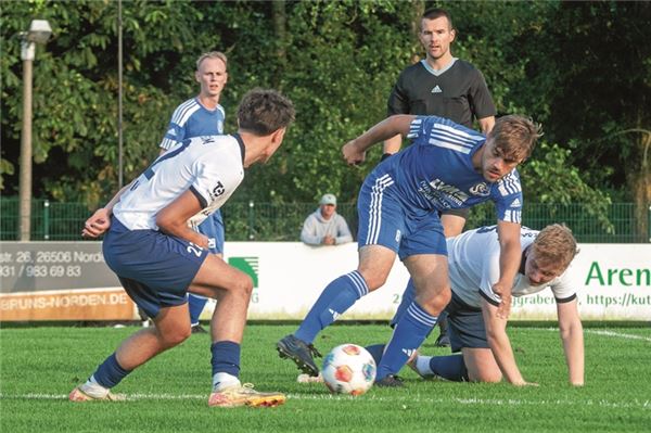 Späte Tore. Erst in der Schlussphase legte BW Borssum ein 2:0 vor. Süderneuand kämpfte sich noch heran. Foto: Hinrich Saathoff