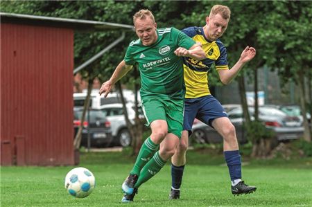 Späte Tore. Onno Warners setzte in der 90. Spielminute den Schlusspunkt für den erneut siegreichen SV Arle, der sich auch beim SuS Berumerfehn behauptete. Foto: Meret Edzards-Tschinke