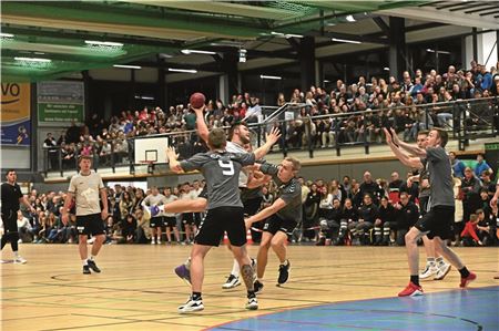 Spannende Spiele vor großer Kulisse. Vom 20. bis zum 30. Dezember geht das B-Turnier in Marienhafe über die Bühne. Foto: Ute Bruns