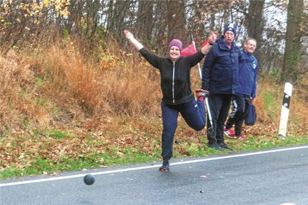 Spannender Vergleich. Berumbur und Westerende begegneten sich auf Augenhöhe. „Freesenkraft“ – beim Wurf Janna Kröger – holte mit der Holzkugel entscheidende Vorteile. Foto: Johannes Müller