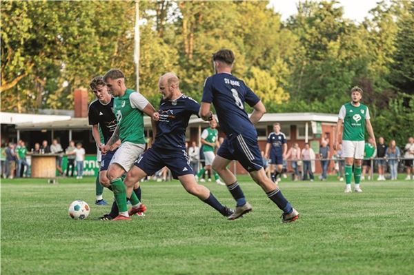 Spannendes Spitzenspiel vor schöner Kulisse. Der Vizemeister SV Dornum (grün-weiße Trikots) behauptete sich im Heimspiel gegen den SV Hage II. Foto: Meret Edzards-Tschinke