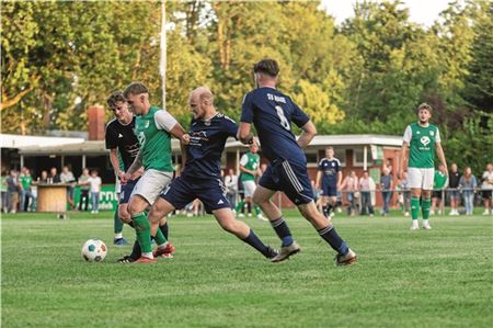 Spannendes Spitzenspiel vor schöner Kulisse. Der Vizemeister SV Dornum (grün-weiße Trikots) behauptete sich im Heimspiel gegen den SV Hage II. Foto: Meret Edzards-Tschinke