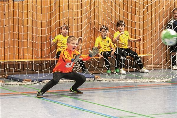 Spannung pur. Die PSV-Feldspieler direkt hinter dem Kasten fiebern mit ihrem abwehrbereiten Torhüter in der Wildbahnhalle mit. Foto: Johannes Müller