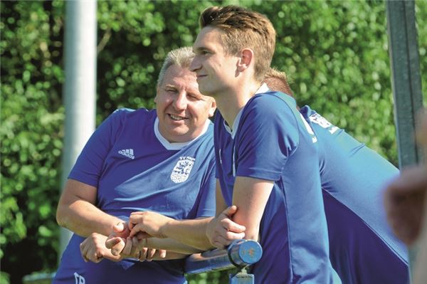 Spaß an der Seitenlinie. „Wir arbeiten mit unseren Spielern aus dem Nachwuchs oder der zweiten Mannschaft. Das bekommen wir gut hin“, lobt Mario Look (l., r. Mirko de Vries). Foto: Hinrich Saathoff