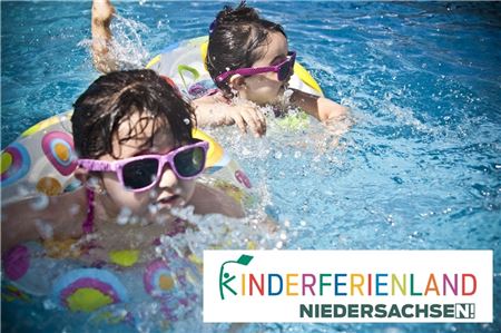 Spaß beim Planschen und Schwimmen für Kinder im Badehaus, das jetzt für seine Kinderfreundlichkeit erneut ausgezeichnet wurde. Foto: Collage/Pixabay