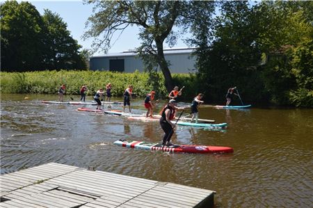 Spaß-Wettkampf. Stand-Up-Paddling liegt voll im Trend. Auch beim Tag der offenen Tür des Wassersportvereins Norden konnten Interessenten die Sportart ausprobieren.