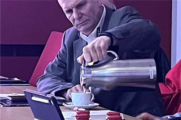 SPD-Kreispolitiker Alfred Jacobsen (Greetsiel) schenkt sich ein. In Sachen Offshore-Verordnung hat er den Kaffee allerdings längst auf. Foto: Klaus-Dieter Heimann