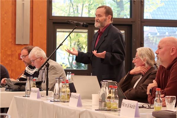 SPD-Politiker Hans Forster zeigte sich am Mittwoch im Kreistag besorgt, dass die Würde vieler Menschen wieder unverhohlen von Extremisten infrage gestellt wird. Foto: Klaus-Dieter Heimann