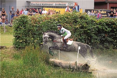 Spektakulär. Die Vielseitigkeitsreiter gehören zu den Publikumslieblingen beim Sommerturnier in Westerende. Foto: Ute Bruns