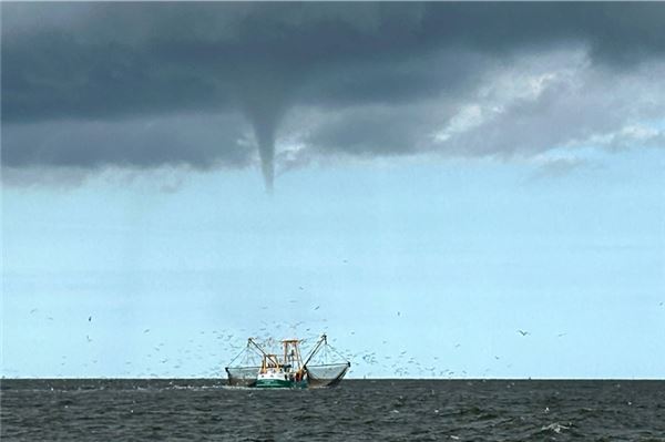 Spektakulär: Ein Tornado zog über die Küste Borkums