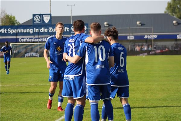 Neun Neuzugänge für Kickers Emden Spielen auch in der kommenden Saison für Kickers Emden, müssen sich jedoch auf insgesamt neun neue Mitspieler einstellen: David Schiller (v. l.), Tido Steffens, Tobias Steffen und Kai Kaissis.