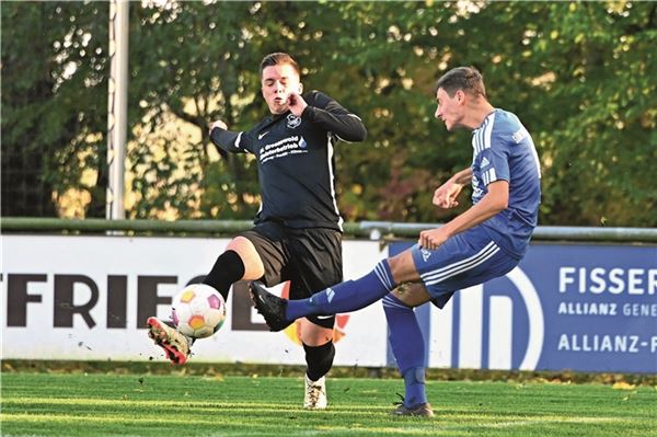 Sprung zurück an die Spitze. Der Süderneulander SV (r.) machte mit dem 5:2 in Loquard den Weg frei. Foto: Ute Bruns